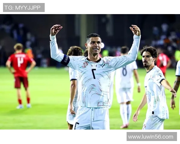 小个子足球明星逆袭之路：从身高劣势到世界舞台的闪耀