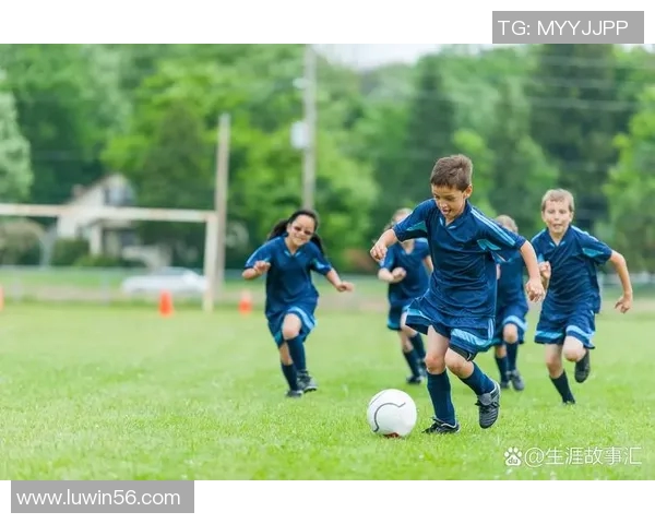 绿茵岁月里那些闪耀时刻与经典足球巨星温情合影